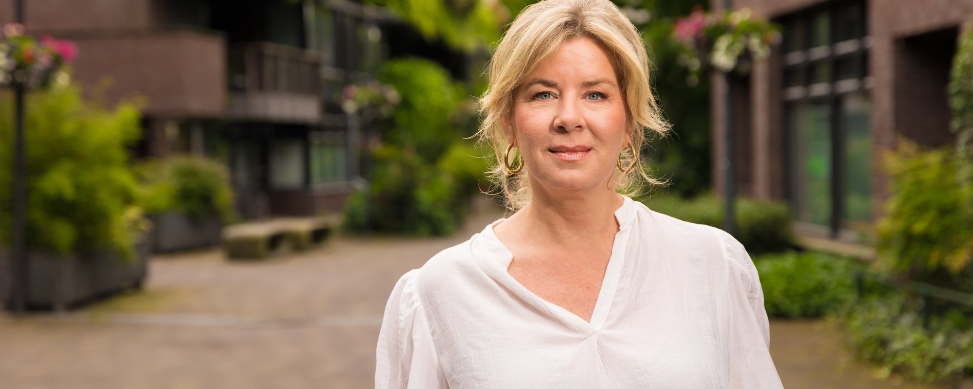 Vastgoedadviseur Karlijn Kraan bij vb&t Nieuwbouwmakelaars:  “Ik hoop dat ik deze grote stap voor ouderen net iets makkelijker kan maken”